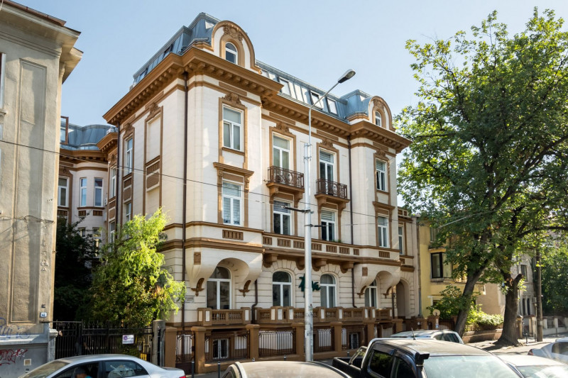 Remarcabila cladire de birouri langa Cismigiu