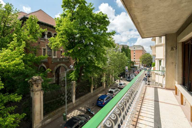 Terasa cu vedere si semineu langa Calea Victoriei