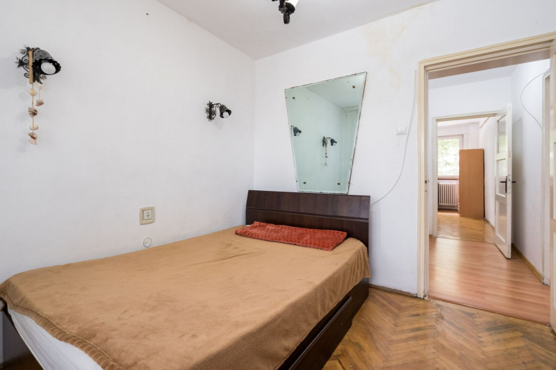 Un apartament decent cu vedere pe spate