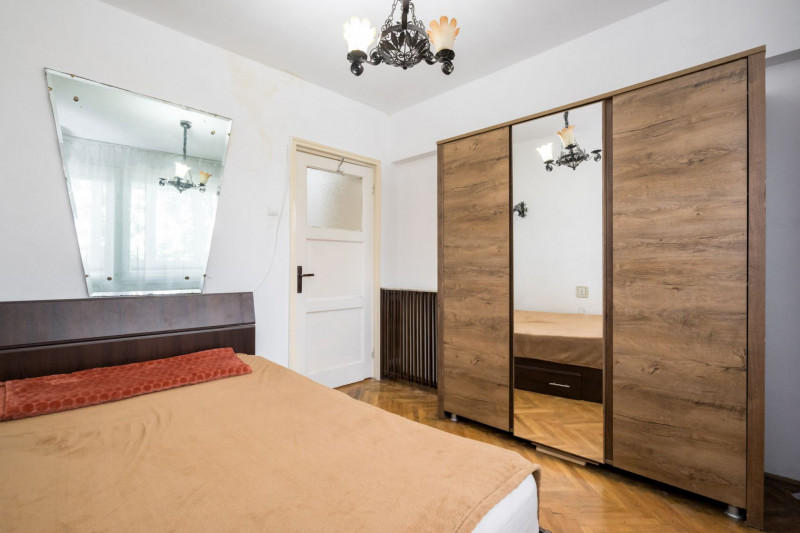 Un apartament decent cu vedere pe spate