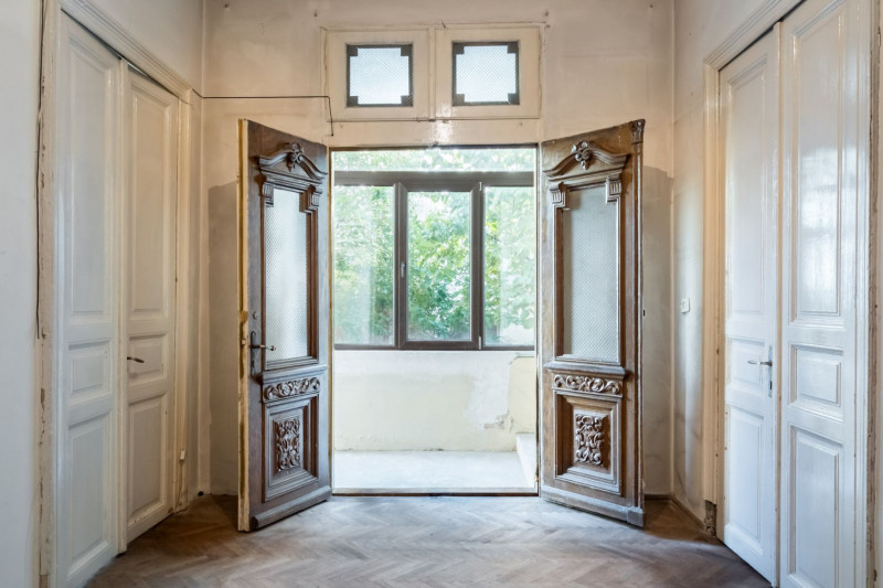 Vila de renovat, pe o stradă liniștită 