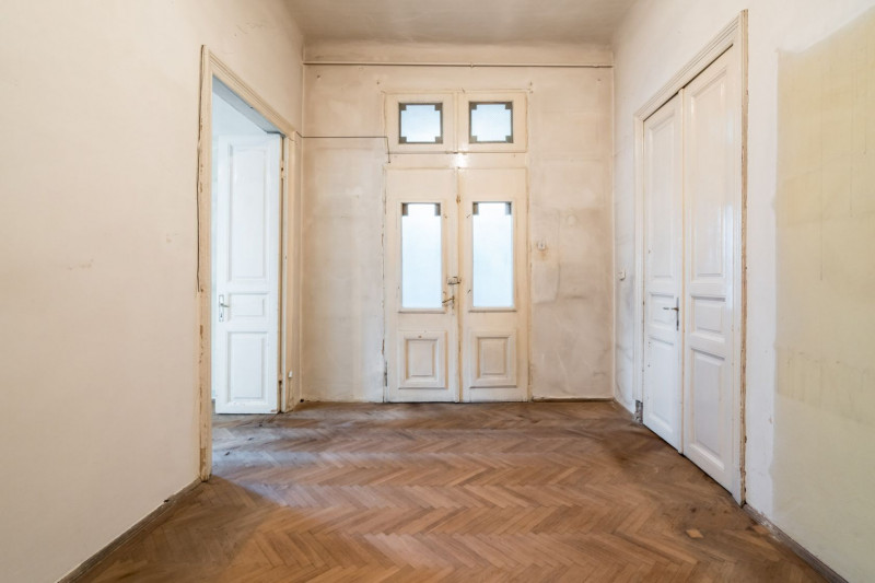 Vila de renovat, pe o stradă liniștită 