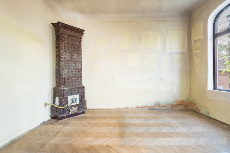 Vila de renovat, pe o stradă liniștită 