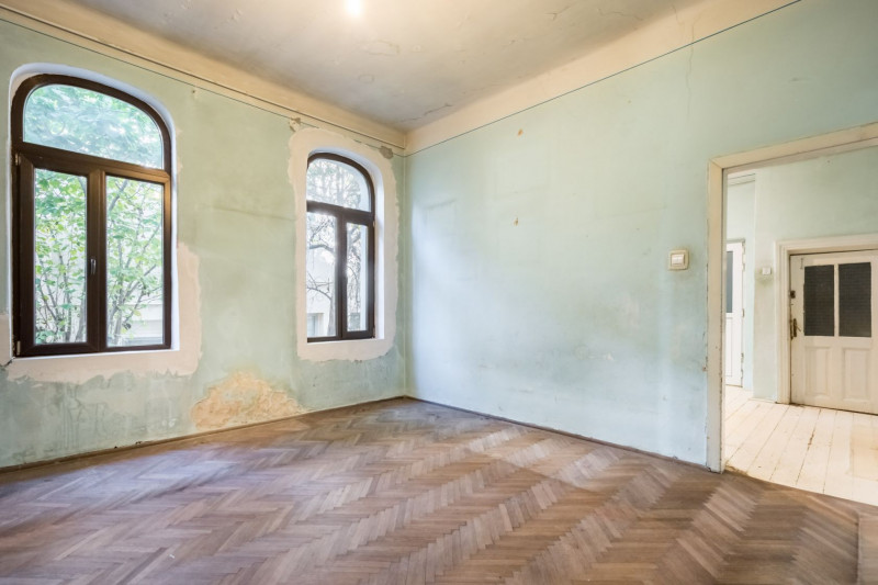 Vila de renovat, pe o stradă liniștită 