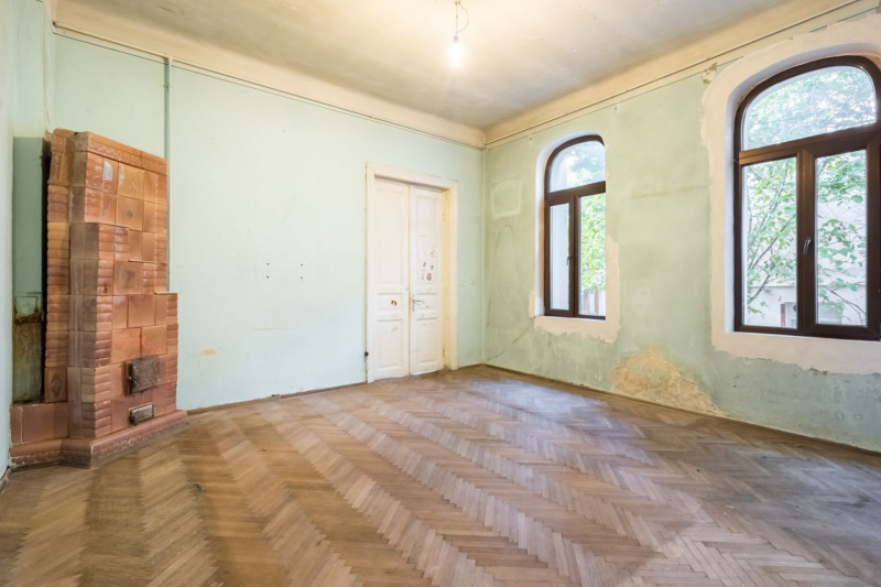 Vila de renovat, pe o stradă liniștită 