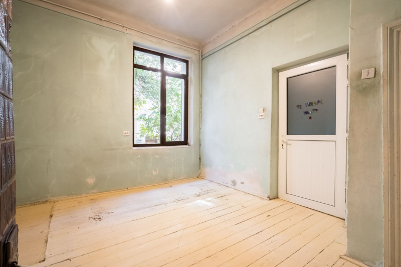 Vila de renovat, pe o stradă liniștită 