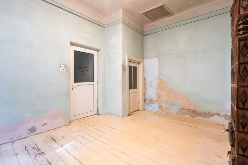 Vila de renovat, pe o stradă liniștită 