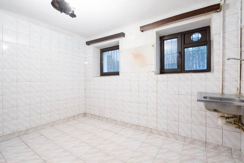 Vila de renovat, pe o stradă liniștită 