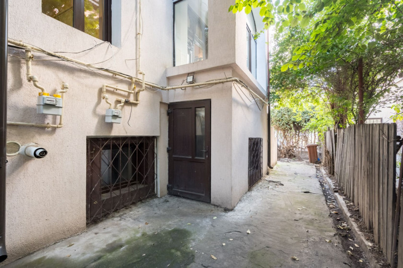 Vila de renovat, pe o stradă liniștită 