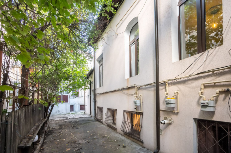 Vila de renovat, pe o stradă liniștită 