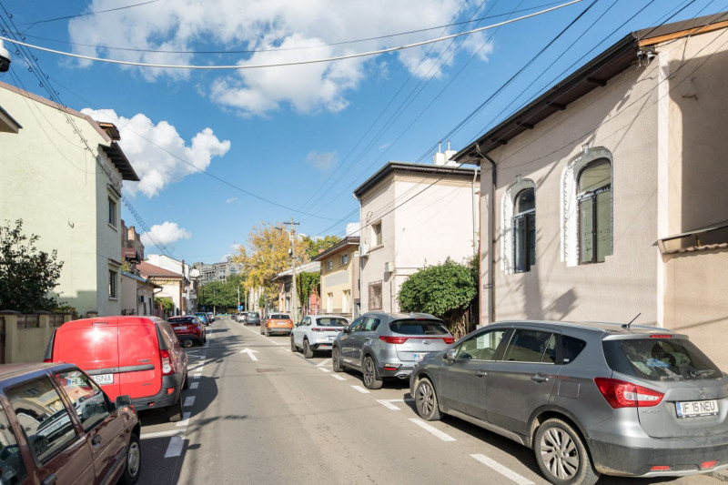Vila de renovat, pe o stradă liniștită 