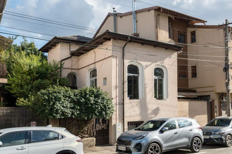 Vila de renovat, pe o stradă liniștită 