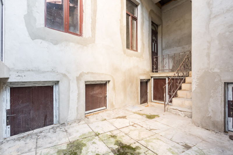 Vila de renovat, pe o stradă liniștită 