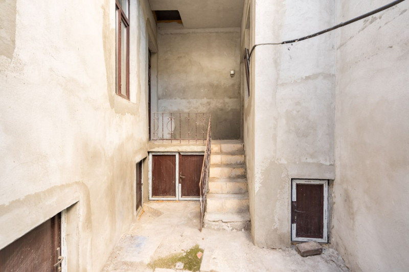 Vila de renovat, pe o stradă liniștită 