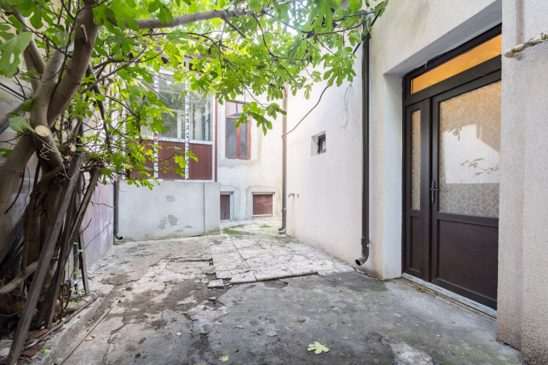 Vila de renovat, pe o stradă liniștită 