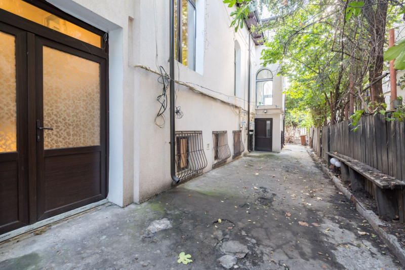 Vila de renovat, pe o stradă liniștită 