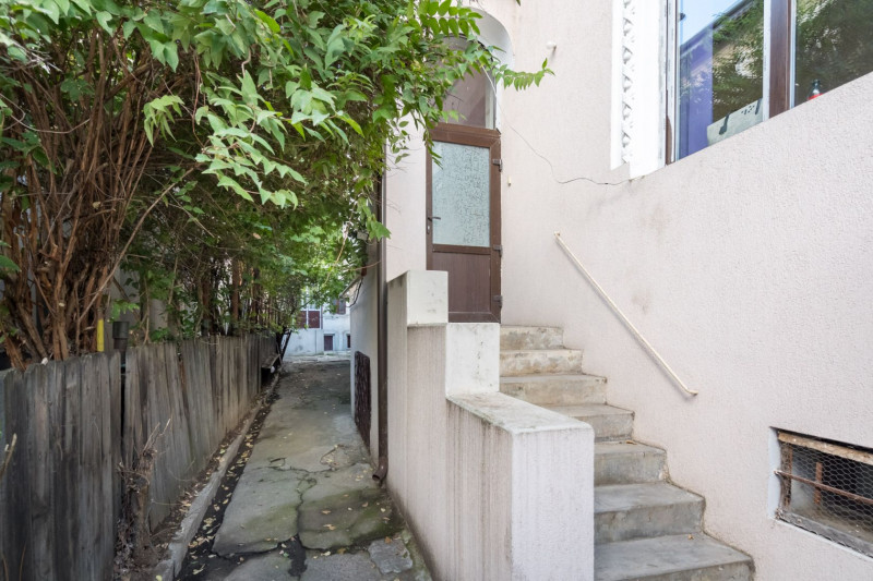 Vila de renovat, pe o stradă liniștită 