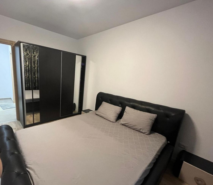 Proprietar , Inchiriez Apartament 2. CAMERE .500 E