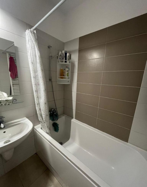 Proprietar , Inchiriez Apartament 2. CAMERE .500 E