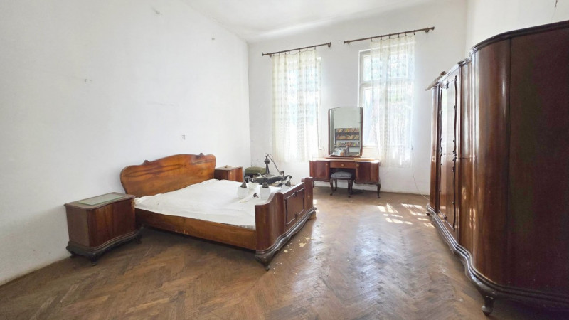 Uranus - O casă de renovat cu potential deosebit!