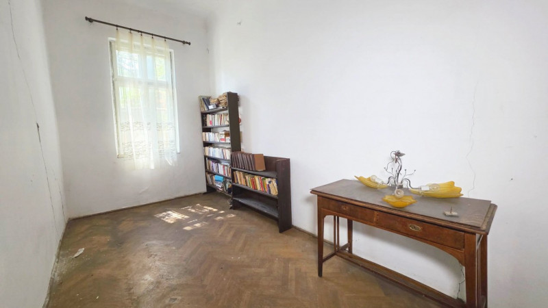 Uranus - O casă de renovat cu potential deosebit!