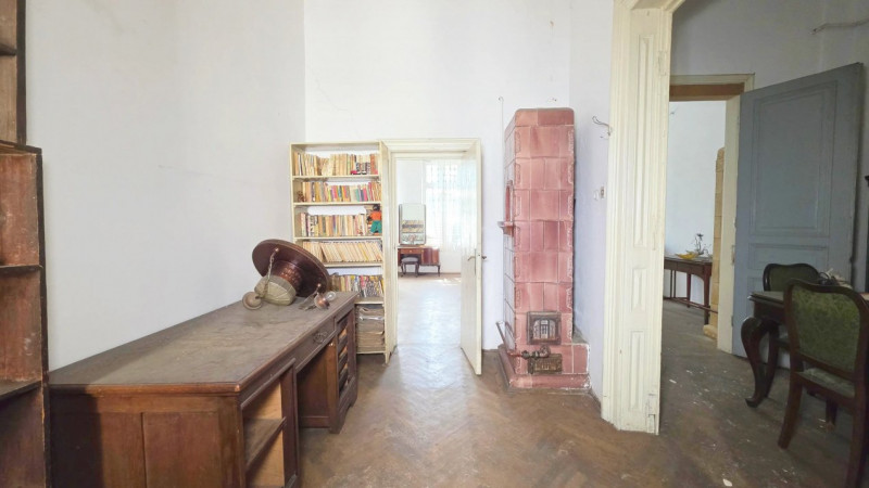 Uranus - O casă de renovat cu potential deosebit!