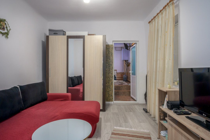 Casa de vanzare 3 camere in zona Unirii langa Mitropolie