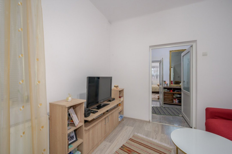 Casa de vanzare 3 camere in zona Unirii langa Mitropolie