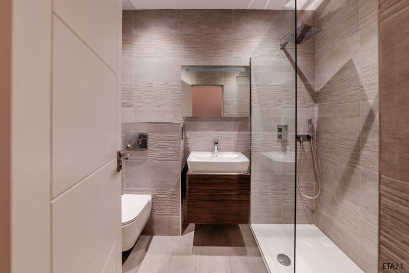 Cladire S+P+2+M centrul orasului pe Bld.Mamaia cu 3 apartamente+spatiu comercial