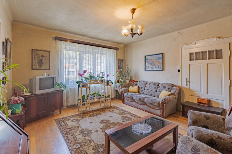 Casă de vânzare 5 camere în Brașov- teren 900 mp