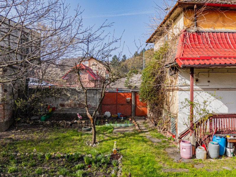 Casă de vânzare 5 camere în Brașov- teren 900 mp