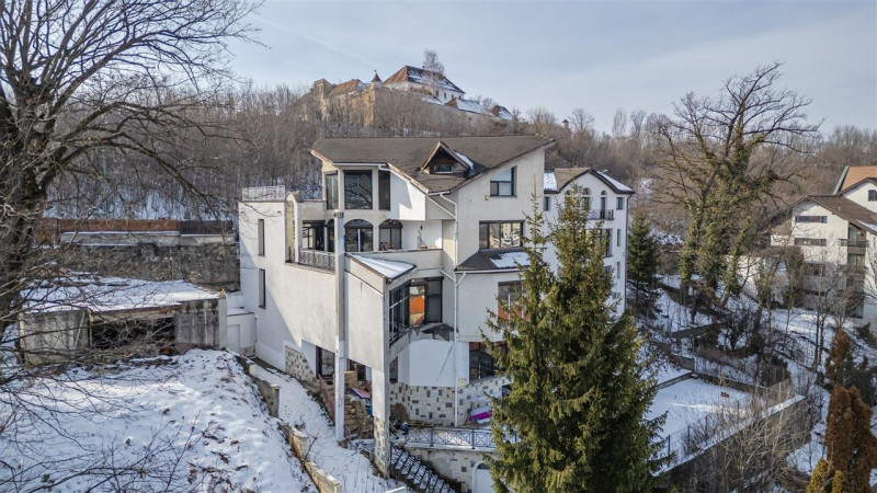 Castelariu: spectacol panoramic, locatie prestigioasa, exclusivist confort