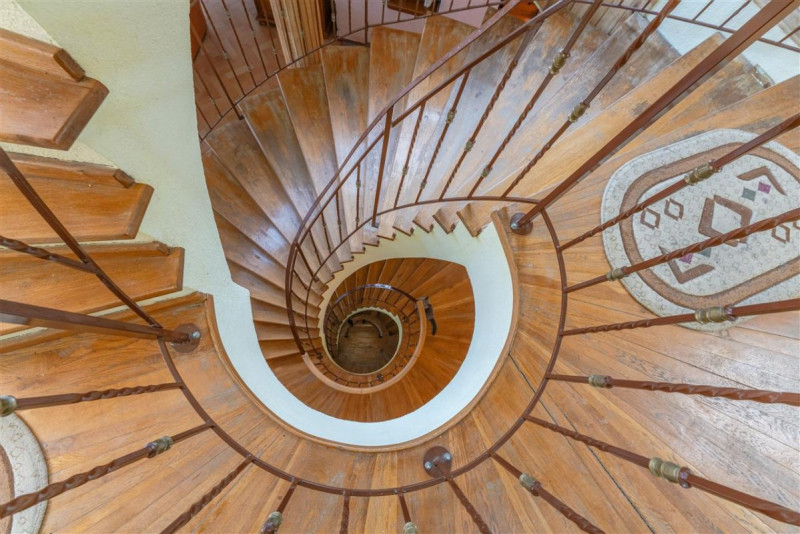 Castelariu: spectacol panoramic, locatie prestigioasa, exclusivist confort