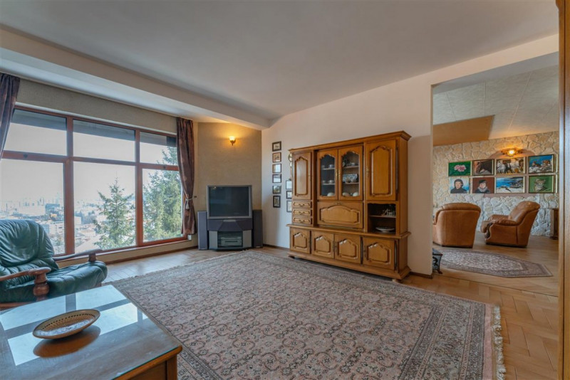 Castelariu: spectacol panoramic, locatie prestigioasa, exclusivist confort