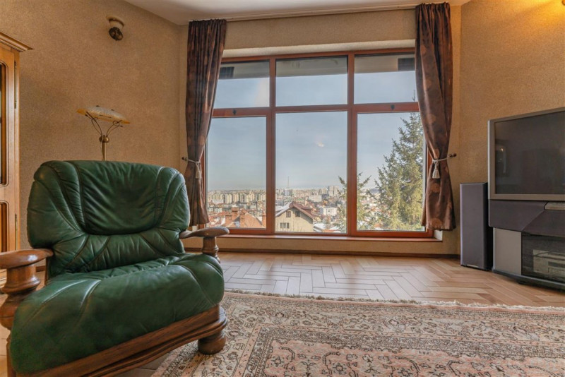 Castelariu: spectacol panoramic, locatie prestigioasa, exclusivist confort