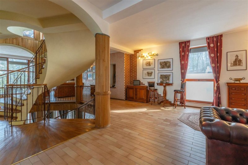 Castelariu: spectacol panoramic, locatie prestigioasa, exclusivist confort