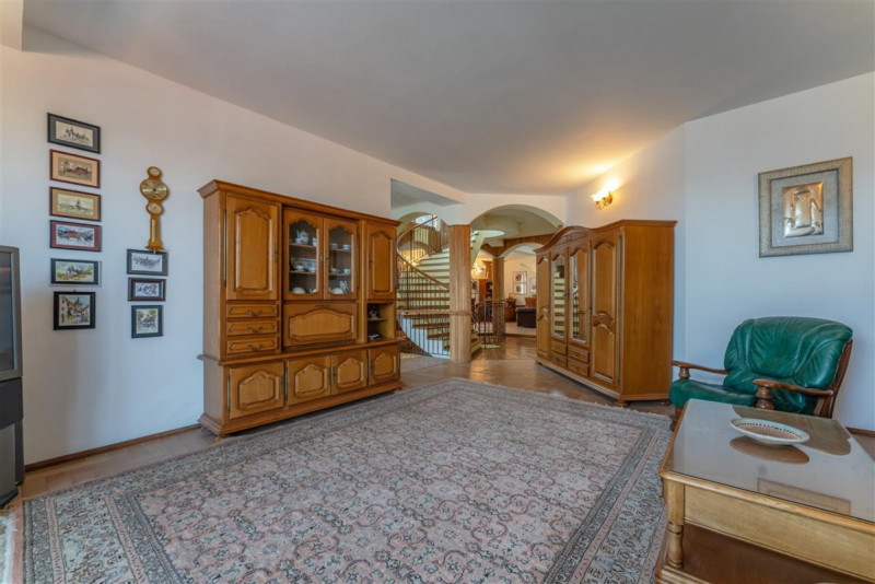 Castelariu: spectacol panoramic, locatie prestigioasa, exclusivist confort