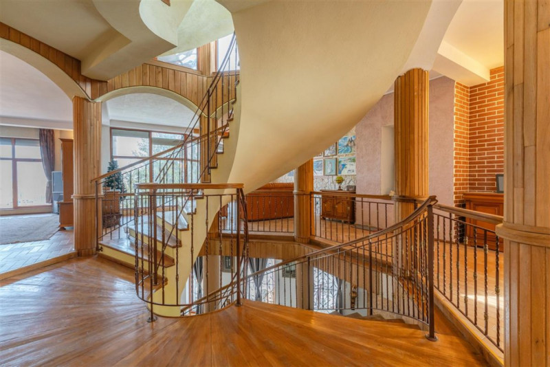 Castelariu: spectacol panoramic, locatie prestigioasa, exclusivist confort